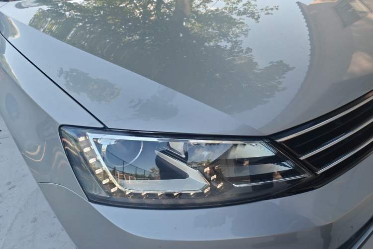 Used Volkswagen Sagitar 2015 230TSI Automatic Luxury Model Right Front Headlight