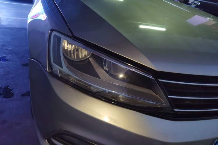 Used Volkswagen Sagitar 2015 1.6L Manual Comfort Model Right Front Headlight