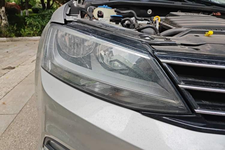Used Volkswagen Sagitar 2015 1.6L Automatic Comfort Model Right Front Headlight