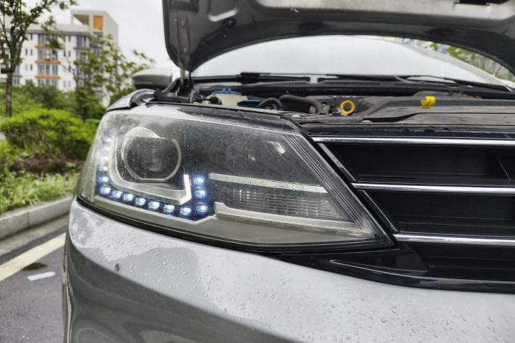 Used Volkswagen Sagitar 2015 230TSI Manual Comfort Version Right Front Headlight