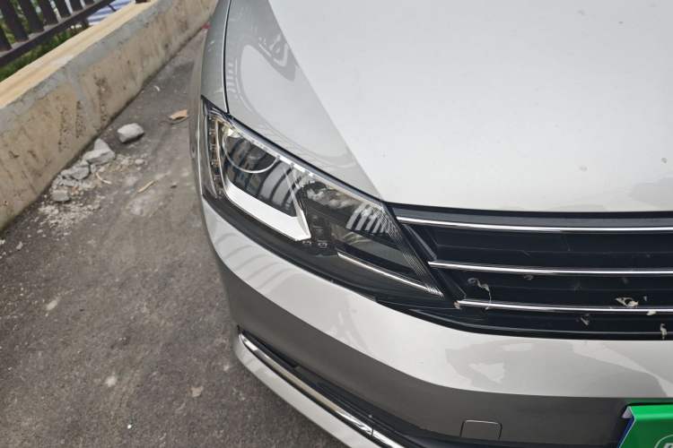 Used Volkswagen Sagitar 2015 230TSI Automatic Comfort Version Right Front Headlight
