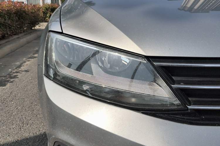Used Volkswagen Sagitar 2015 230TSI Automatic Comfort Version Right Front Headlight