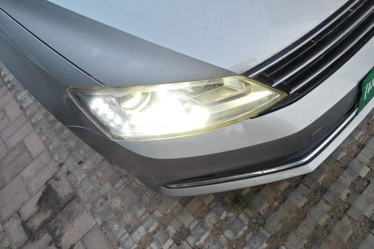 Used Volkswagen Sagitar 2015 230TSI Automatic Comfort Version Right Front Headlight