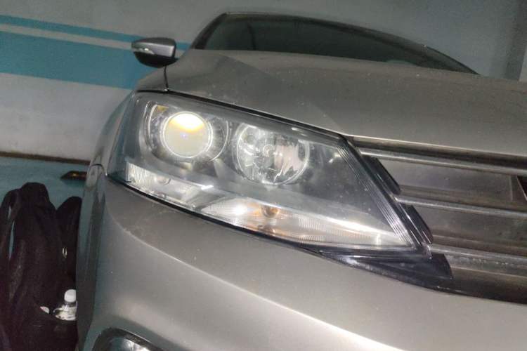 Used Volkswagen Sagitar 2015 1.6L Manual Comfort Model Right Front Headlight
