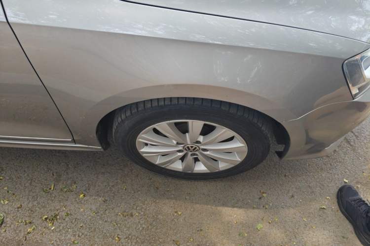 Used Volkswagen Sagitar 2015 1.6L Automatic Comfort Model Right Front Wheel Hub