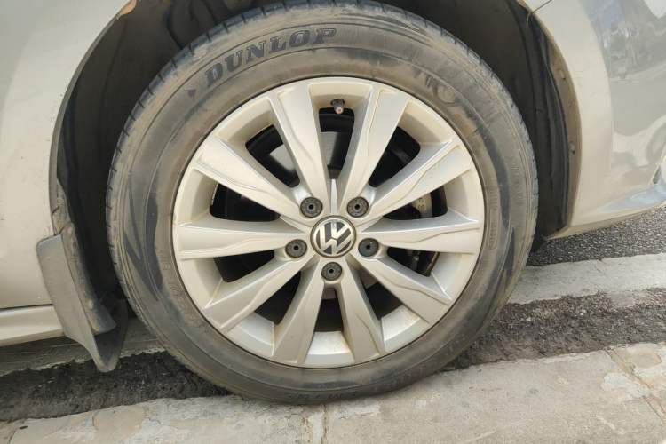 Used Volkswagen Sagitar 2015 1.6L Manual Comfort Model Right Front Wheel Hub