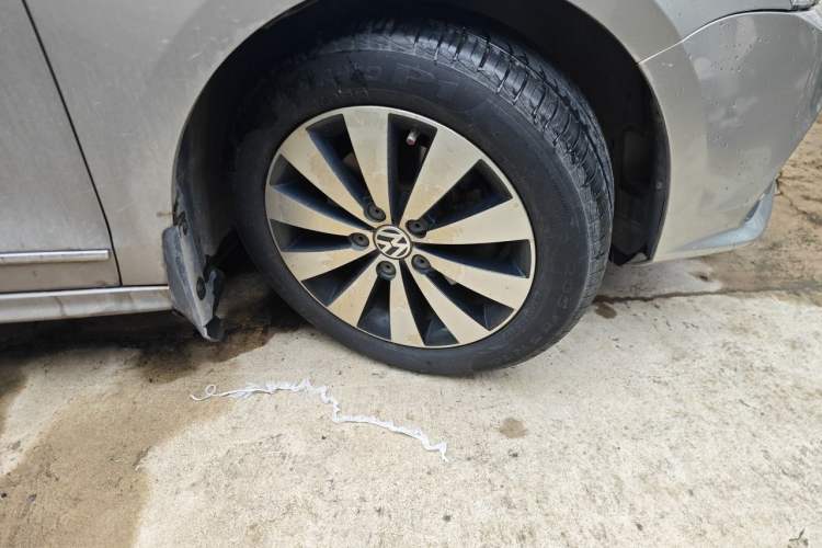 Used Volkswagen Sagitar 2015 230TSI Automatic Luxury Model Right Front Wheel Hub