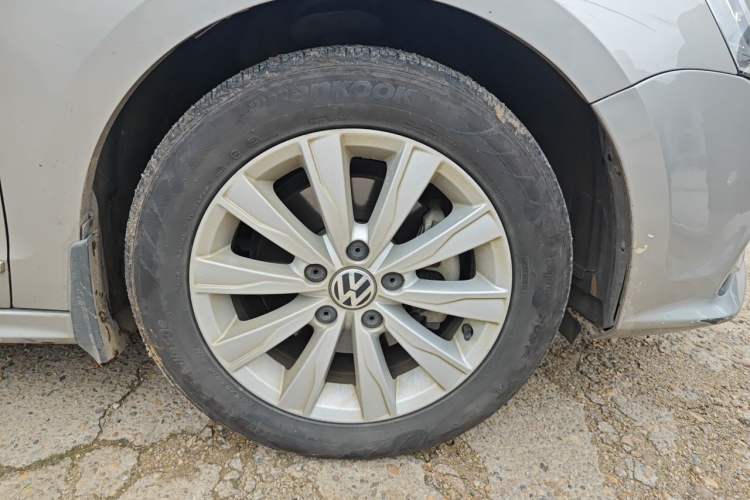 Used Volkswagen Sagitar 2015 230TSI Automatic Comfort Version Right Front Wheel Hub