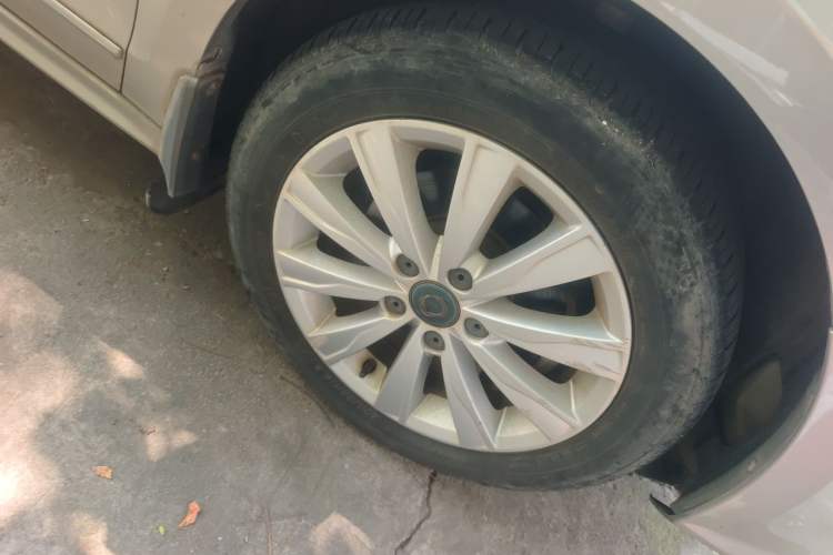Used Volkswagen Sagitar 2015 1.6L Manual Comfort Model Right Front Wheel Hub