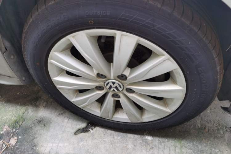 Used Volkswagen Sagitar 2015 1.6L Automatic Comfort Model Right Front Wheel Hub