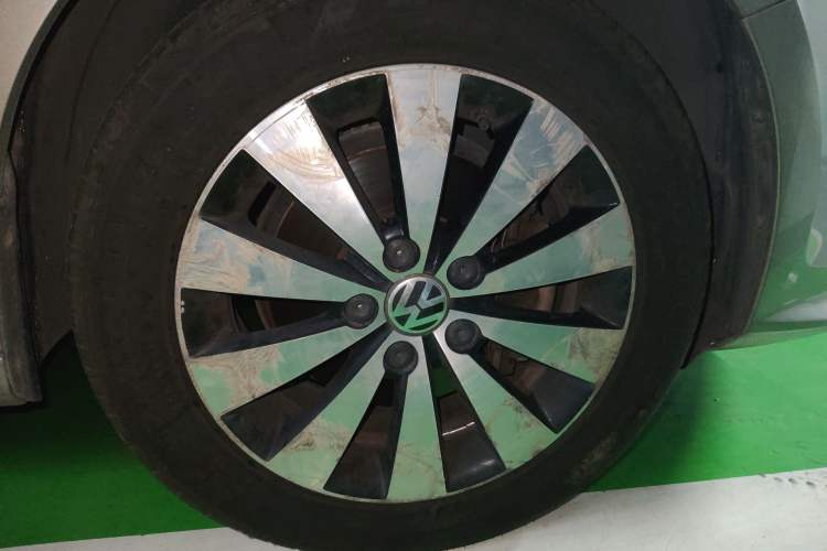 Used Volkswagen Sagitar 2015 230TSI Automatic Luxury Model Right Front Wheel Hub