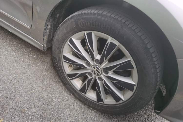 Used Volkswagen Sagitar 2015 1.6L Manual Comfort Model Right Front Wheel Hub