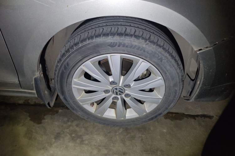 Used Volkswagen Sagitar 2015 230TSI Automatic Comfort Version Right Front Wheel Hub
