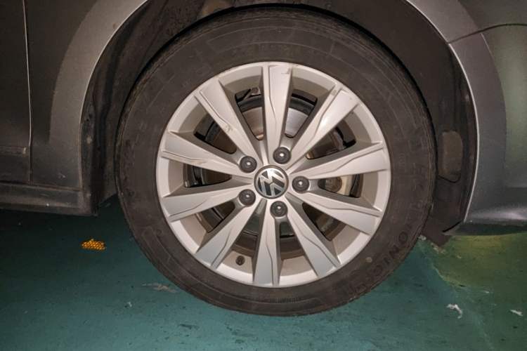 Used Volkswagen Sagitar 2015 1.6L Automatic Comfort Model Right Front Wheel Hub