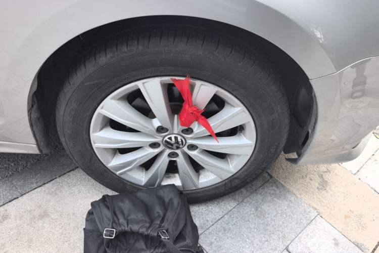 Used Volkswagen Sagitar 2015 1.6L Automatic Comfort Model Right Front Wheel Hub