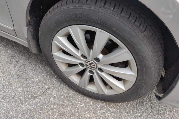 Used Volkswagen Sagitar 2015 1.6L Manual Comfort Model Right Front Wheel Hub