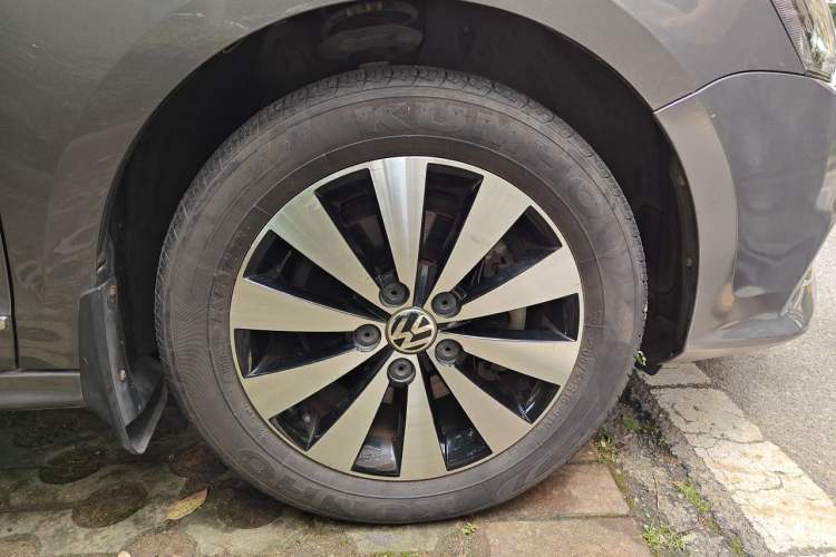 Used Volkswagen Sagitar 2015 230TSI Manual Luxury Edition Right Front Wheel Hub