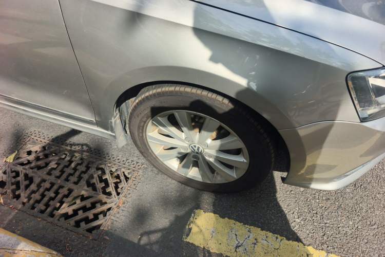 Used Volkswagen Sagitar 2015 1.6L Automatic Comfort Model Right Front Wheel Hub