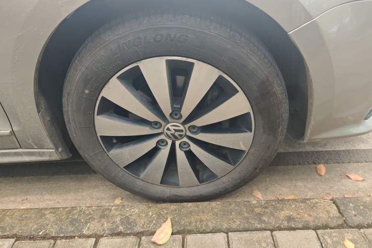 Used Volkswagen Sagitar 2015 230TSI Automatic Comfort Version Right Front Wheel Hub