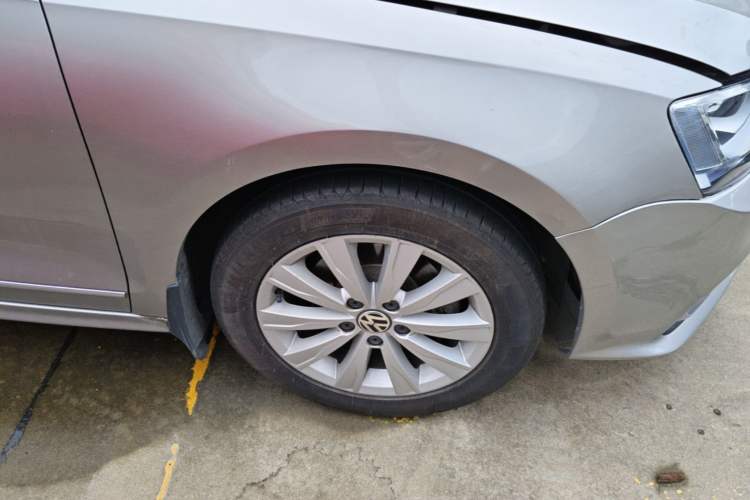 Used Volkswagen Sagitar 2015 1.6L Automatic Comfort Model Right Front Wheel Hub
