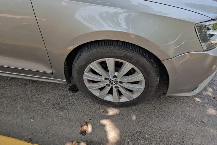 Used Volkswagen Sagitar 2015 1.6L Automatic Comfort Model Right Front Wheel Hub