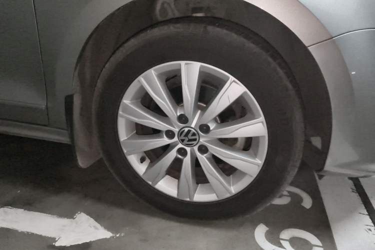 Used Volkswagen Sagitar 2015 1.6L Manual Comfort Model Right Front Wheel Hub