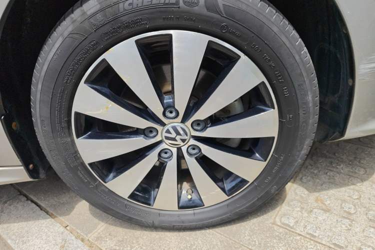 Used Volkswagen Sagitar 2015 230TSI Automatic Luxury Model Right Front Wheel Hub