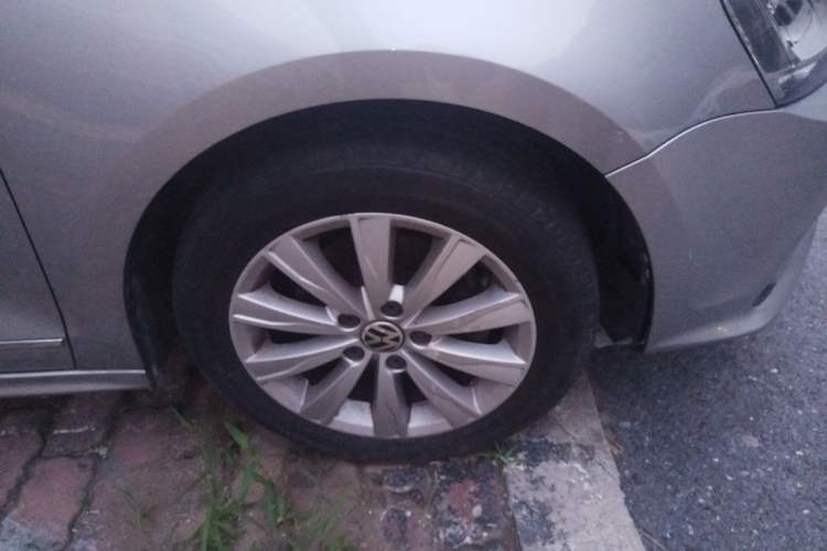 Used Volkswagen Sagitar 2015 1.6L Manual Comfort Model Right Front Wheel Hub