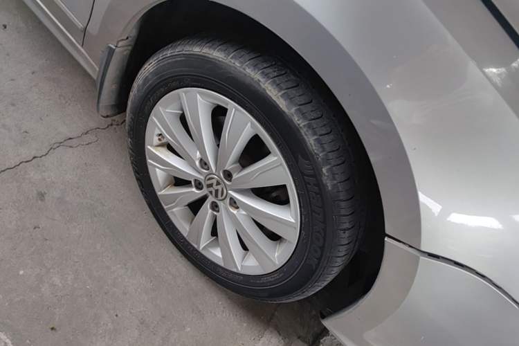 Used Volkswagen Sagitar 2015 230TSI Automatic Comfort Version Right Front Wheel Hub