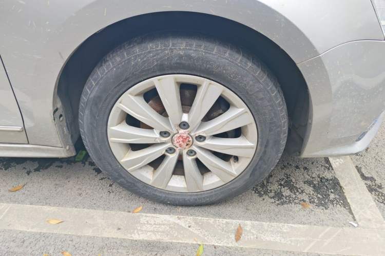 Used Volkswagen Sagitar 2015 1.6L Manual Comfort Model Right Front Wheel Hub