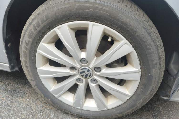Used Volkswagen Sagitar 2015 1.6L Automatic Comfort Model Right Front Wheel Hub
