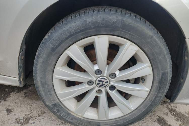 Used Volkswagen Sagitar 2015 1.6L Manual Comfort Model Right Front Wheel Hub