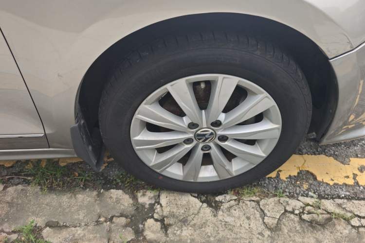 Used Volkswagen Sagitar 2015 230TSI Automatic Comfort Version Right Front Wheel Hub