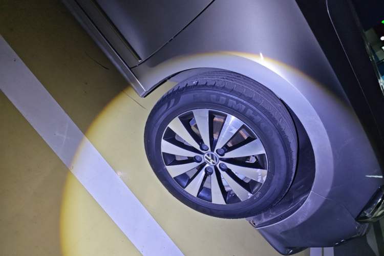 Used Volkswagen Sagitar 2015 230TSI Manual Luxury Edition Right Front Wheel Hub