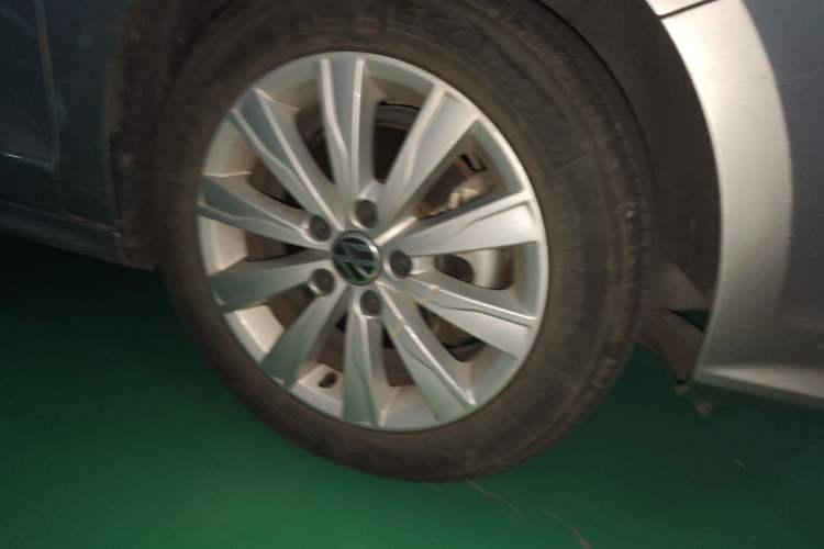 Used Volkswagen Sagitar 2015 230TSI Automatic Comfort Version Right Front Wheel Hub
