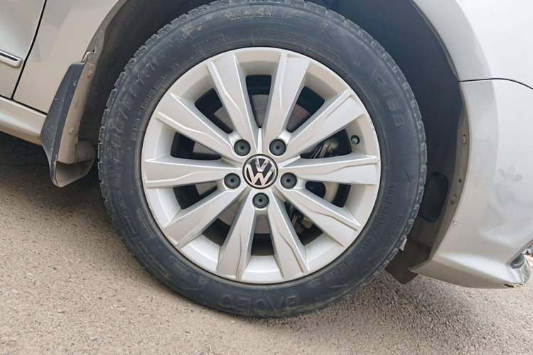 Used Volkswagen Sagitar 2015 230TSI Automatic Comfort Version Right Front Wheel Hub