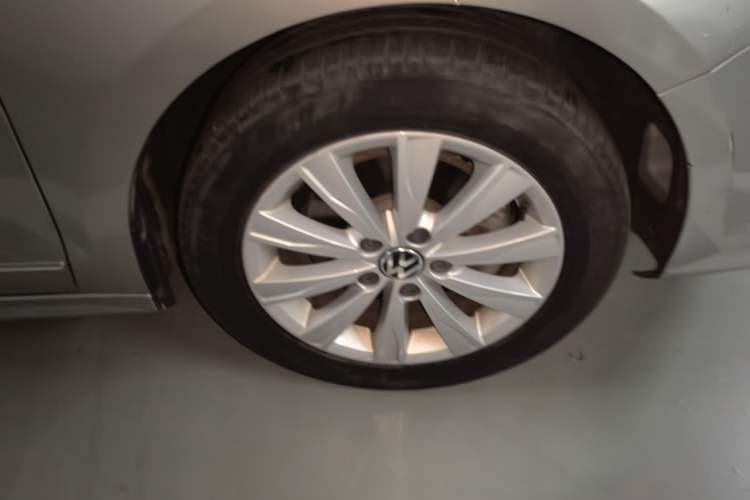 Used Volkswagen Sagitar 2015 230TSI Automatic Comfort Version Right Front Wheel Hub