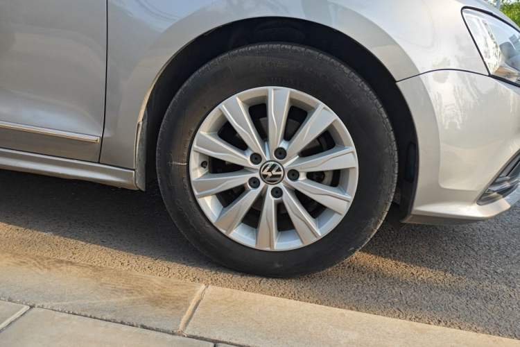 Used Volkswagen Sagitar 2015 1.6L Manual Comfort Model Right Front Wheel Hub