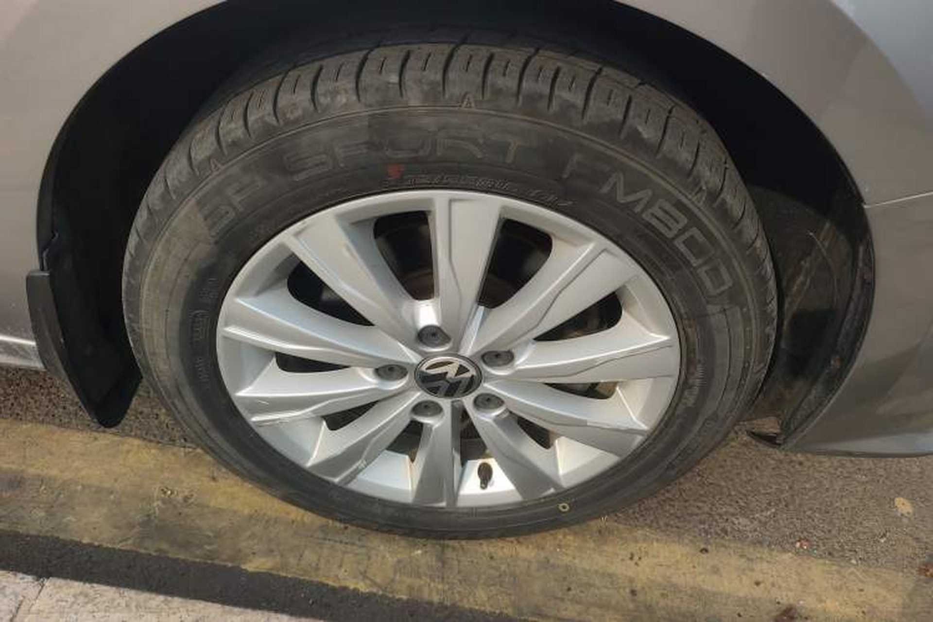 Used Volkswagen Sagitar 2015 1.6L Manual Comfort Model Right Front Wheel Hub