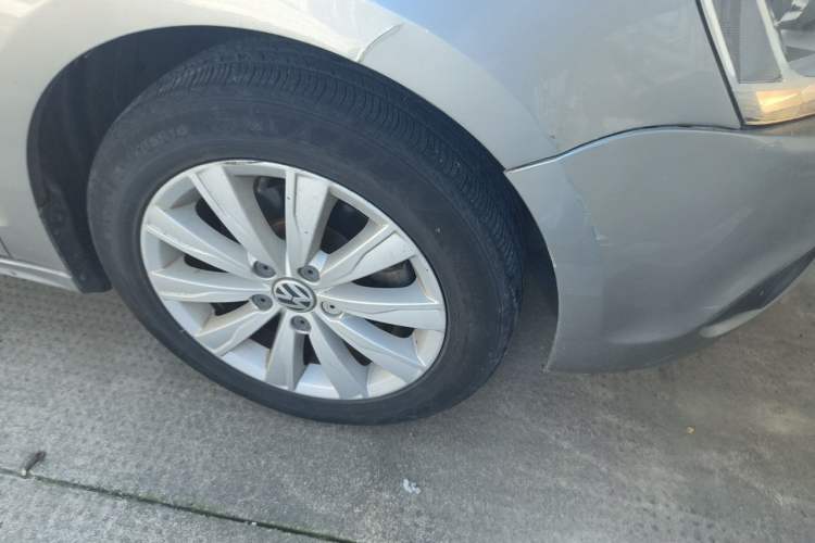 Used Volkswagen Sagitar 2015 1.6L Automatic Comfort Model Right Front Wheel Hub
