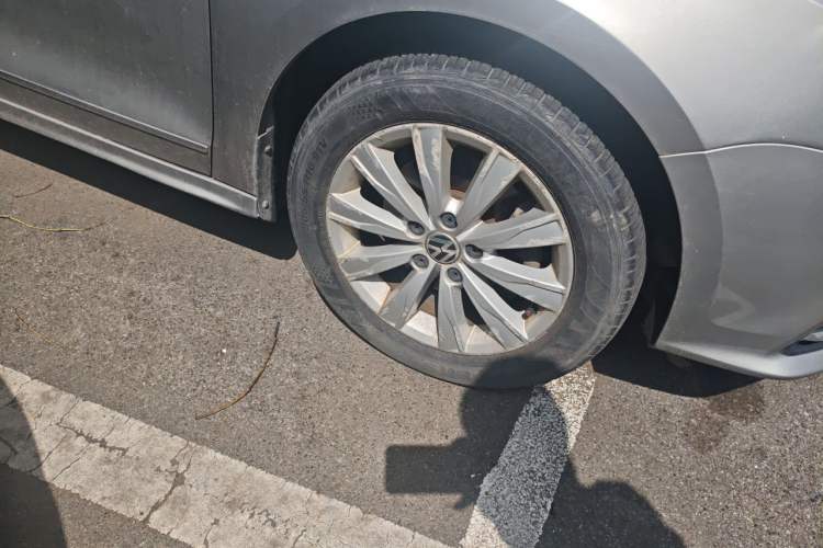 Used Volkswagen Sagitar 2015 230TSI Automatic Comfort Version Right Front Wheel Hub