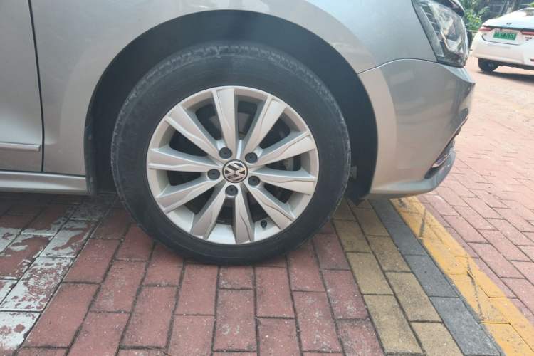 Used Volkswagen Sagitar 2015 1.6L Manual Comfort Model Right Front Wheel Hub