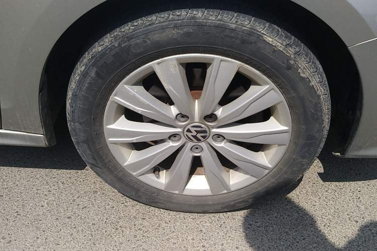 Used Volkswagen Sagitar 2015 1.6L Automatic Comfort Model Right Front Wheel Hub