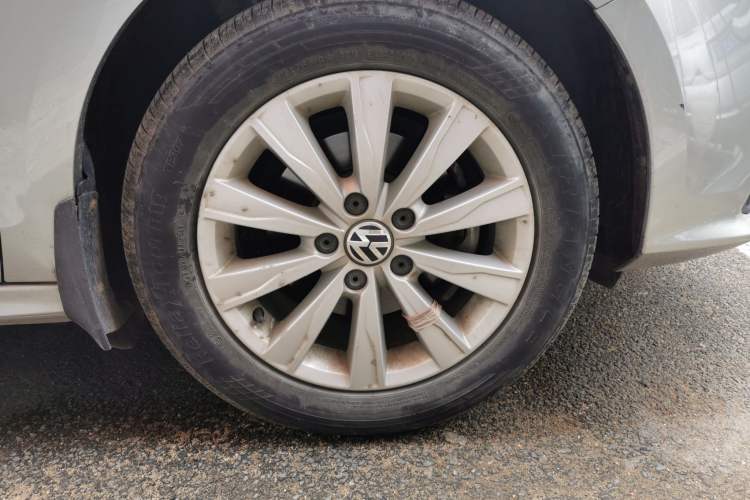 Used Volkswagen Sagitar 2015 1.6L Manual Comfort Model Right Front Wheel Hub