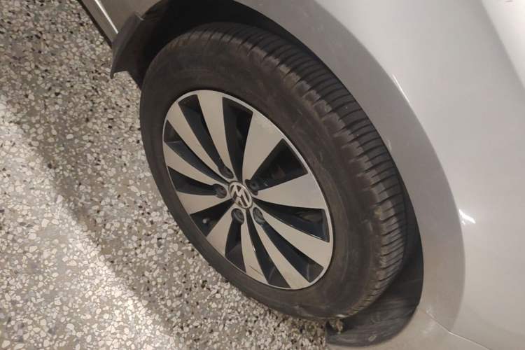 Used Volkswagen Sagitar 2015 230TSI Automatic Luxury Model Right Front Wheel Hub