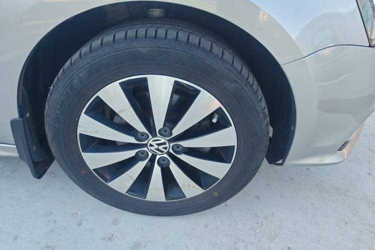 Used Volkswagen Sagitar 2015 230TSI Automatic Luxury Model Right Front Wheel Hub