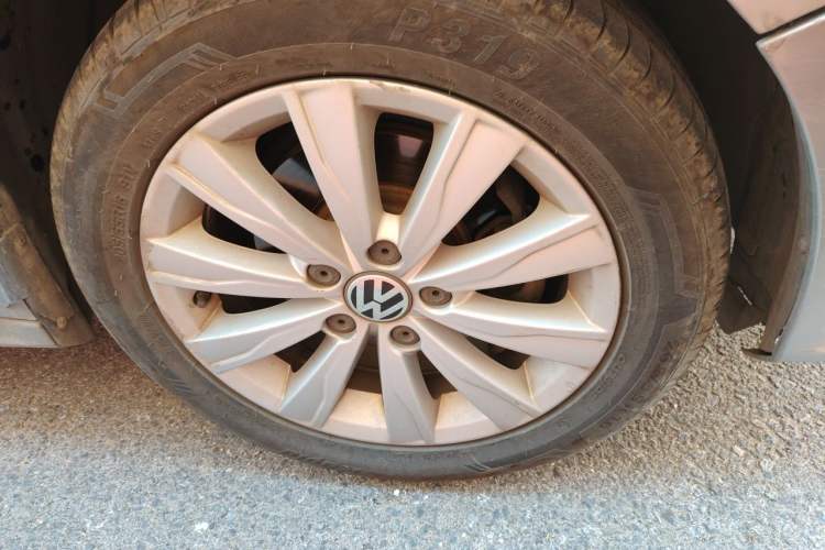 Used Volkswagen Sagitar 2015 1.6L Manual Comfort Model Right Front Wheel Hub