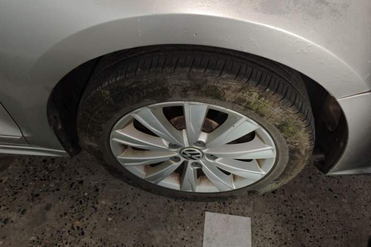 Used Volkswagen Sagitar 2015 1.6L Manual Comfort Model Right Front Wheel Hub