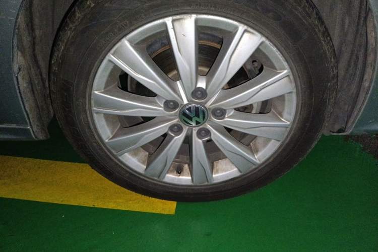 Used Volkswagen Sagitar 2015 1.6L Automatic Comfort Model Right Front Wheel Hub