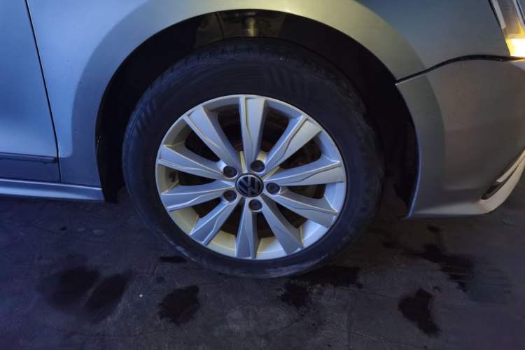 Used Volkswagen Sagitar 2015 1.6L Manual Comfort Model Right Front Wheel Hub